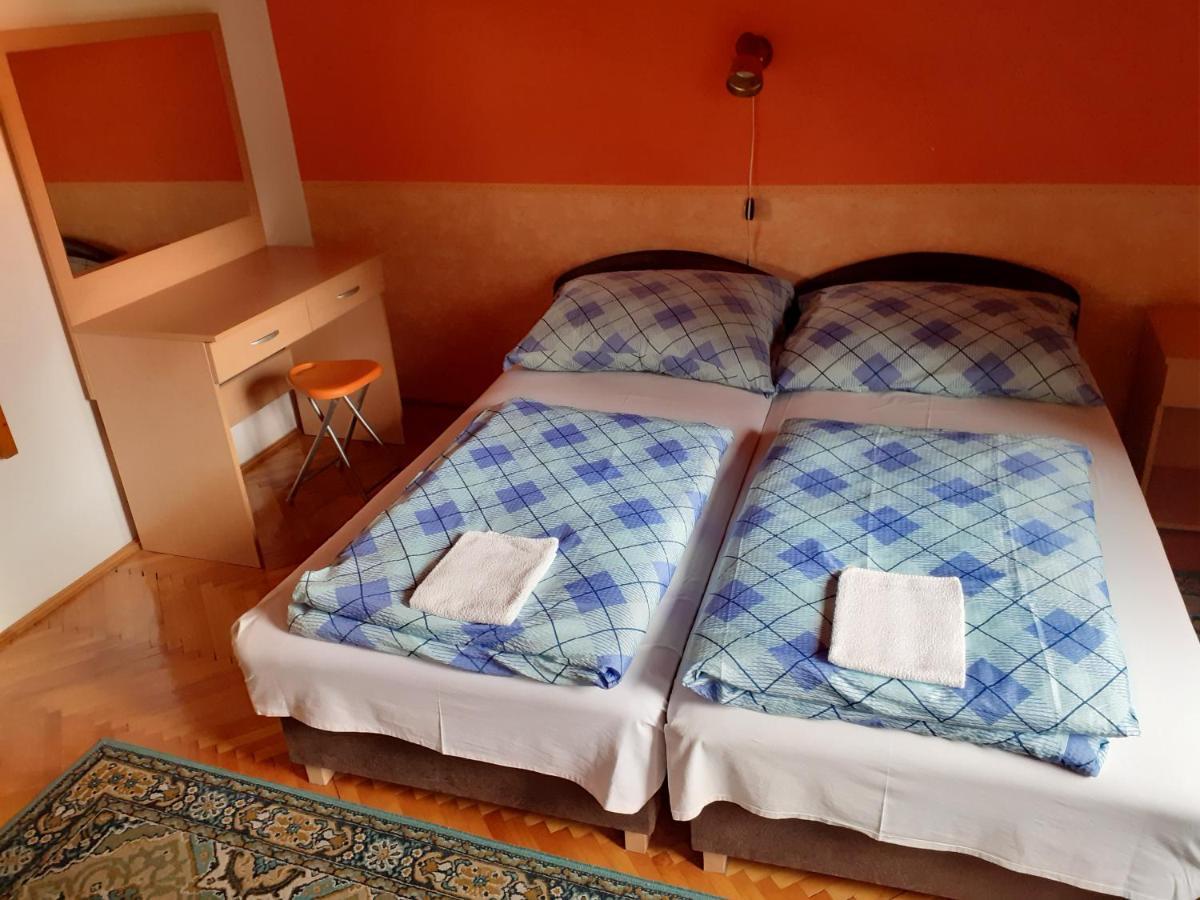Petra Vendeghaz Apartment Buk Luaran gambar
