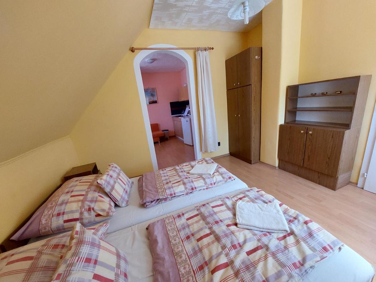 Petra Vendeghaz Apartment Buk Luaran gambar