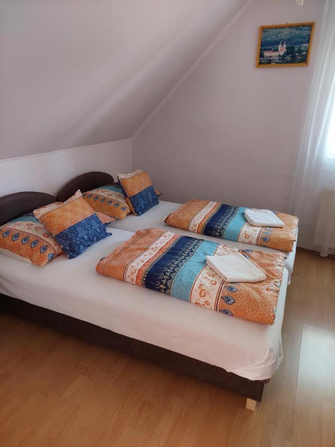 Petra Vendeghaz Apartment Buk Luaran gambar