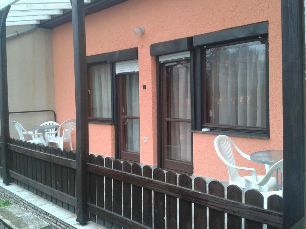 Petra Vendeghaz Apartment Buk Bilik gambar