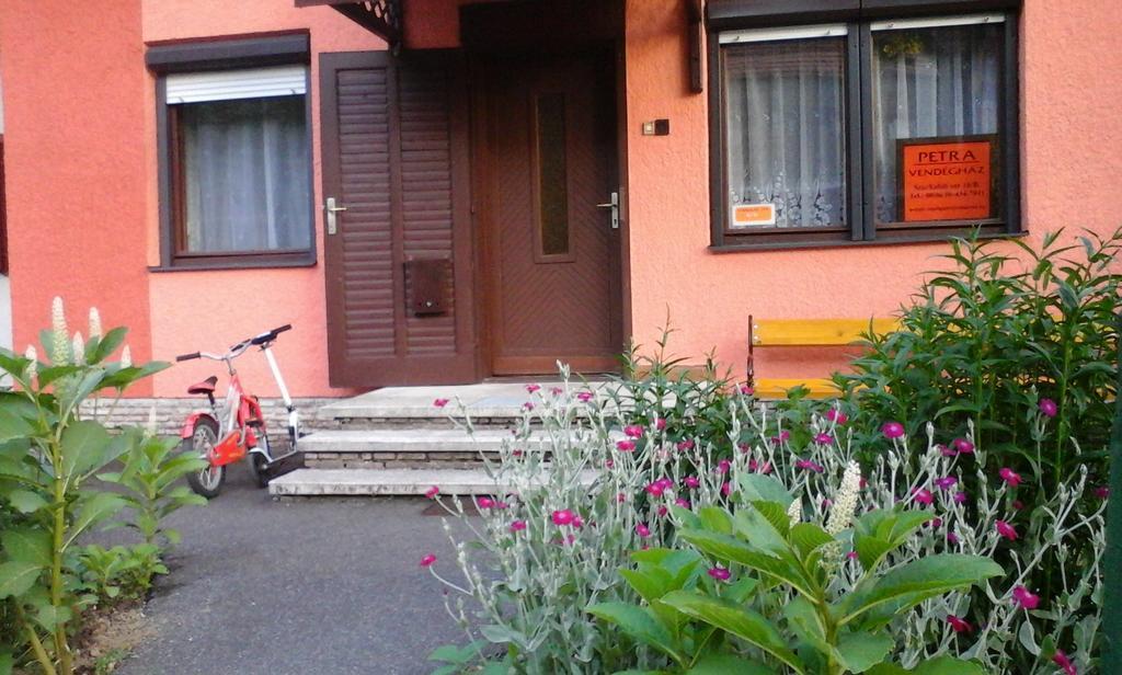 Petra Vendeghaz Apartment Buk Luaran gambar
