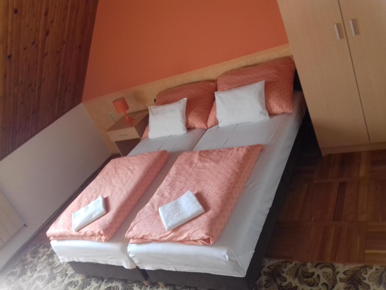 Petra Vendeghaz Apartment Buk Luaran gambar